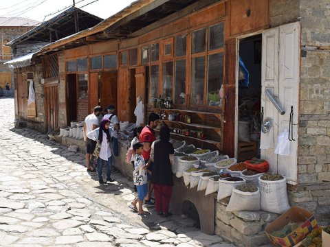 Lahıca gedənlər, maska taxın...