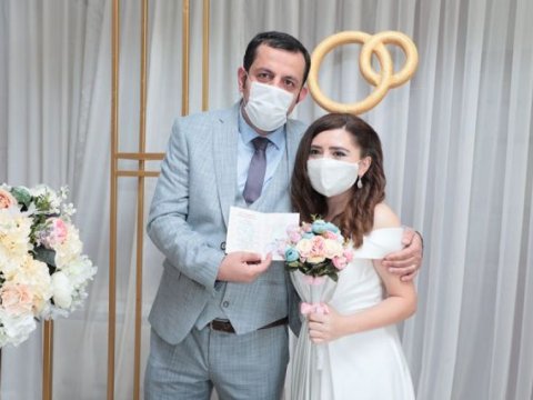 Jurnalistlər koronavirus dövründə evləndi - FOTOLAR