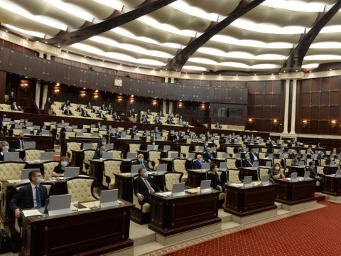 Deputatlar Ziyad Səmədzadəni alqışladılar