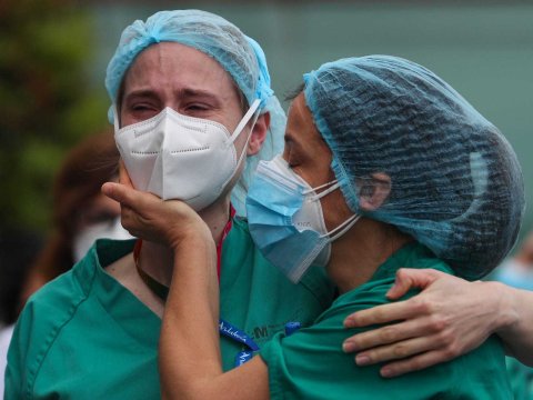 Virusla bağlı dəhşətli xəbər başlıqlarına ETİRAZ: “Bəzilərini stress öldürəcək”