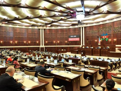 Deputat kimin tərəfində dayanmalıdır? - həmkarının, yoxsa nazirin...