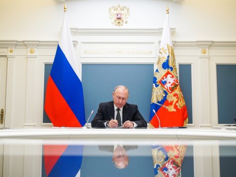 Putin Konstitusiyaya dəyişiklikləri TƏSDİQLƏDİ