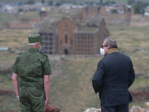 Ermənistan prezidenti rusiyalı generalla Türkiyə ərazisini müşahidə etdi - FOTO