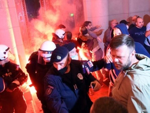 Bu ölkədə COVID-19-la bağlı məhdudiyyətlər iğtişaşlara YOL AÇDI