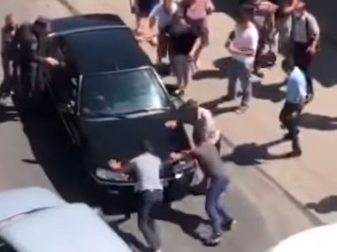 Bakıda “polisə hücum” edənlər tənbeh olundular