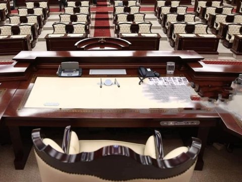 Sabiq deputatlar niyə maddi sıxıntıdan ŞİKAYƏTLƏNİRLƏR?..  