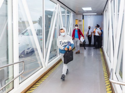 Ər-Riyaddan çarter reyslə 83 nəfər gətirildi - FOTO