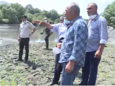 DSX çayda batan əsgərin yaxınlarını əraziyə aparıb