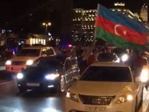 Orduya dəstək üçün gənclər Şəhidlər xiyabanına toplaşır - CANLI YAYIM