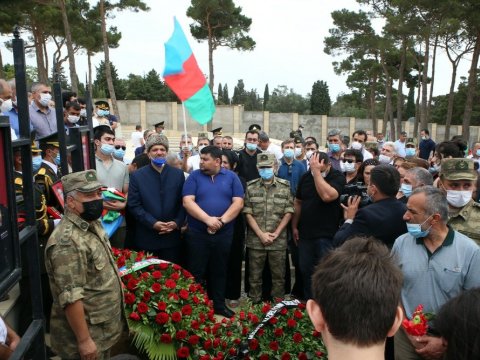 Zakir Həsənov şəhid generalın tabutunu daşıdı - VİDEO