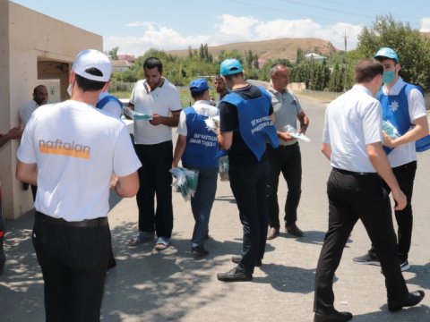 Bakı Tekstil Fabriki Naftalan sakinlərinə tibbi maska paylayıb