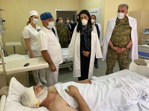 Ombudsman yaralı hərbçilərlə görüşdü - FOTO
