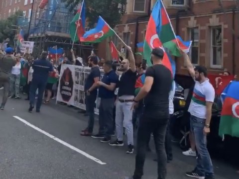 Londonda azərbaycanlılar və ermənilər üz-üzə gəldi - FOTOLAR - CANLI