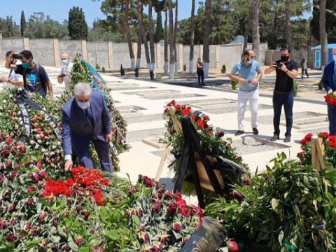 Deputatlar şəhid generalın və polkovnikin məzarını ziyarət etdilər - FOTOLAR