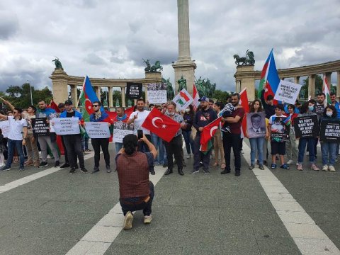 Macarıstanda Türkiyə və Azərbaycan diasporu ermənilərə qarşı etiraz aksiyası keçirib - FOTO+VİDEO