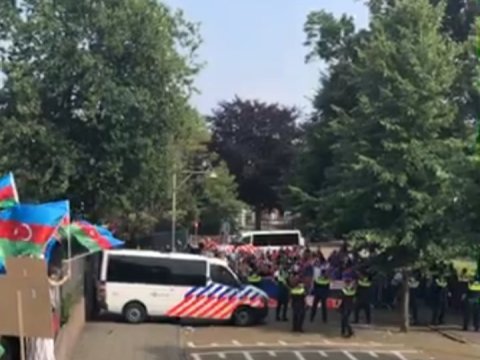 Hollandiya polisi ermənilərin aksiyasını itlər və atlarla DAĞITDI