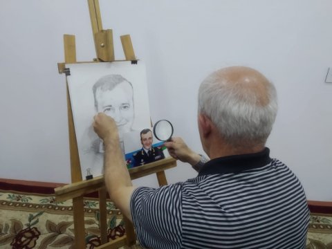 Şəkili rəssam sosial şəbəkədə canlı olaraq şəhid generalımızın portretini yaratdı- FOTOLAR