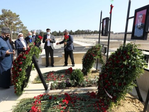 Allahşükür Paşazadə şəhidlərin məzarlarını ziyarət etdi
