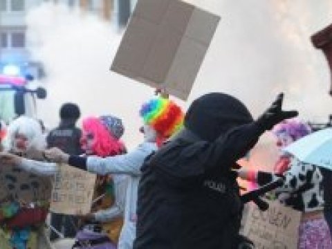 Almaniyada miqrantlarla qarşıdurma: 5 polis yaralandı
