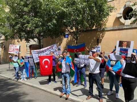 Madriddə azərbaycanlılar Ermənistan səfirliyi önündə etirazda - FOTOLAR