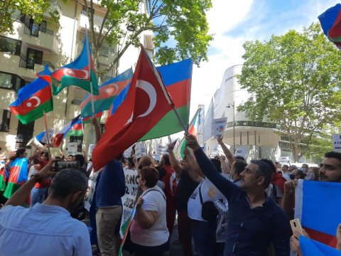 Azərbaycanlılar Parisdə Ermənistan səfirliyi önündə - FOTOLAR
