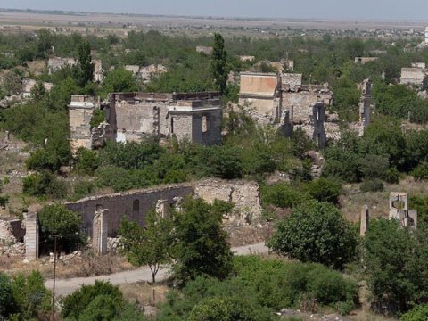 Atam Bakıda “Ağdam bağı” salıb… - Ağdam köçkünü Teyyub Hüseynov