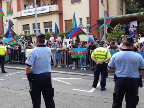 Praqada azərbaycanlıların aksiyası başladı