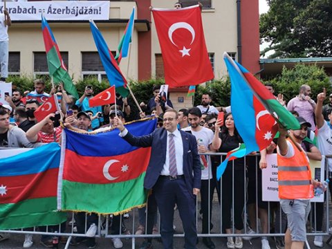 Türkiyə səfiri Praqada azərbaycanlılara dəstək aksiyasına qoşuldu - FOTOLAR