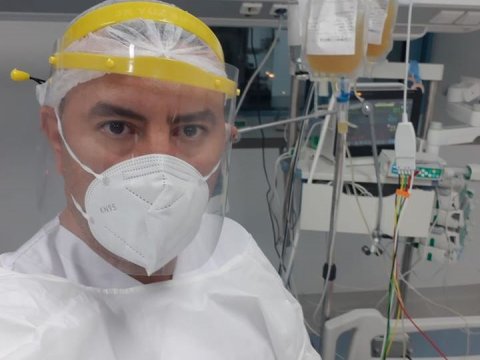 Koronaviruslu xəstələri müalicə edən həkim həyəcan təbili çaldı: “Mən belə gözləmirdim” 