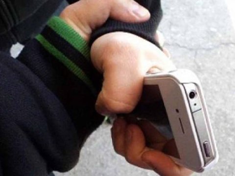 Bakıda qadını bıçaqla yaralayıb, telefonunu aldılar