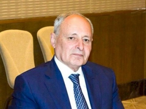 Oqtay Şirəliyev baş həkimi işdən çıxardı