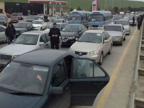 Bakını tərk etmək istəyən 155 sürücü postlardan geri qaytarılıb