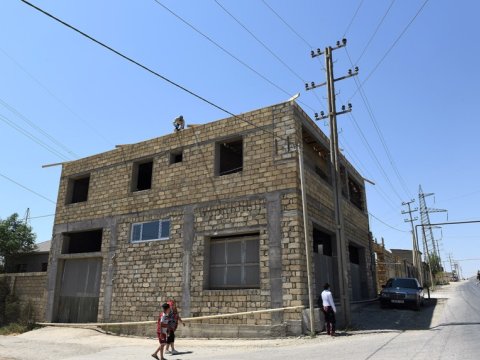 “Azərişıq” elektrik xəttinin yanında ev tikən şəxsdən şikayət etdi
