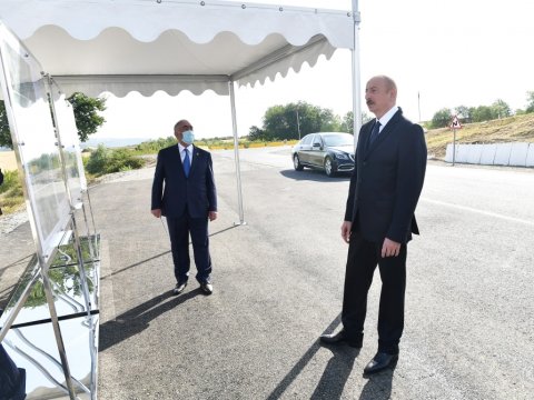 İlham Əliyev Bakı-Şamaxı-Muğanlı-İsmayıllı–Qəbələ  yolunun yeni layihəsi ilə tanış olub