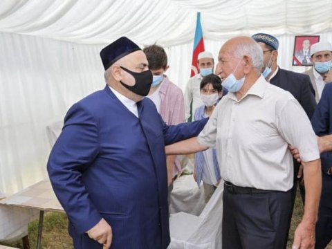 Allahşükür Paşazadə Polad Həşimovun ailəsini ziyarət etdi