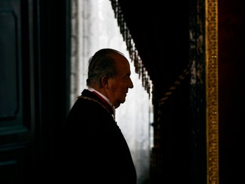 Korrupsiyada ittiham olunan kral ölkəni tərk etdi