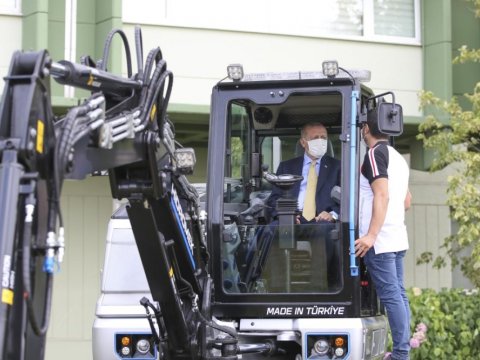Ərdoğan elektrik mühərrikli ekskavatoru işlədərək sınaqdan keçirdi