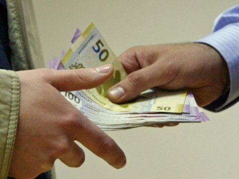 Rüşvət alarkən yaxalanan məmurun işi məhkəmə gönədrildi