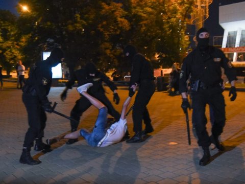 Belarusda iki mindən çox insan saxlanıldı