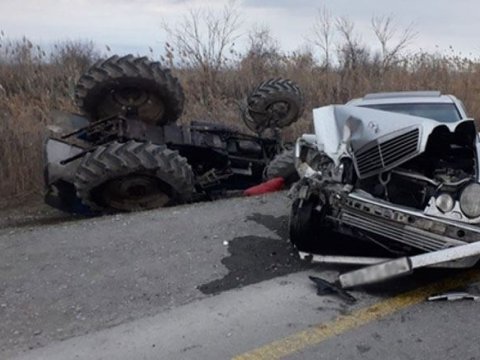Kürdəmirdə “Mercedes” traktora çırpılıb, ölən var