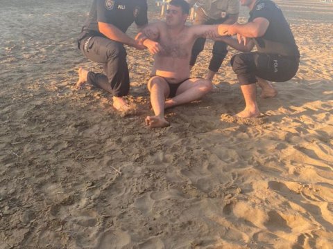 Polislər boğulmaq üzrə olan iki nəfərin həyatını xilas etdi - FOTO