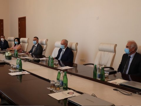 Oqtay Şirəliyev xaricdən gələn həkimlərlə görüşdü