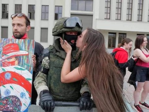 Belarusda polislərdən etirazçılara DƏSTƏK - FOTO, VİDEO