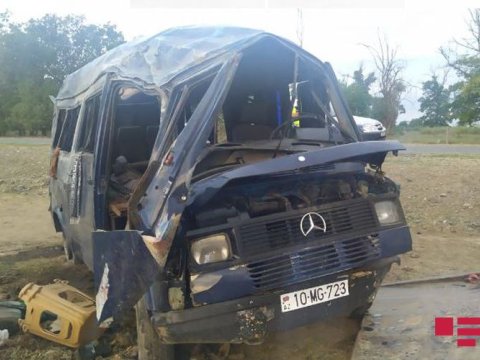 Samuxda mikroavtobus aşdı, 11 yaralı var - SİYAHI