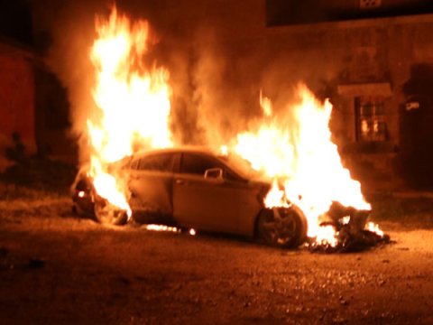 Bakıda çimərlikdə avtomobil yandı