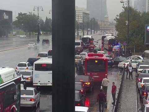 Heydər Əliyev prospektində qəza tıxac yaratdı - FOTO
