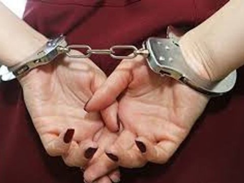 Evdən pul oğurlayan qadın tutuldu
