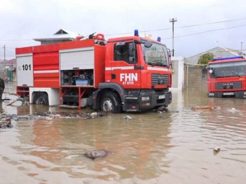 Binəqədidə evləri su basdı - 6 nəfər köməksiz qaldı