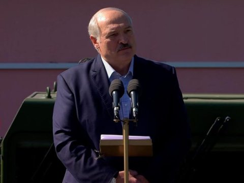Zavodda Lukaşenkoya qarşı şüar səsləndirənlər saxlanıldı - VİDEO