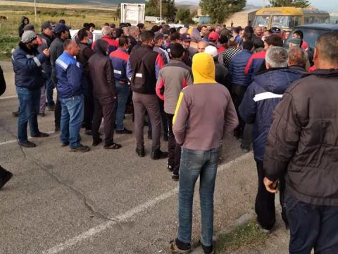 Ermənistanda etirazlar: Kəlbəcərə gedən yol bağlandı